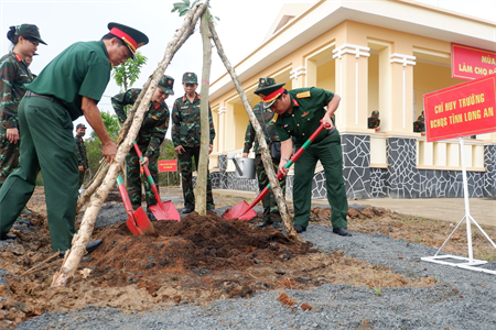 Bộ CHQS tỉnh Long An trồng hơn 5.000 cây xanh