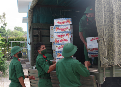 Sư đoàn 5 thăm, tặng quà đối tượng chính sách tại huyện Châu Thành, tỉnh Tây Ninh