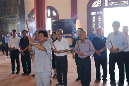 Dâng hương tưởng nhớ Chủ tịch Hồ Chí Minh và tri ân các anh hùng liệt sĩ
