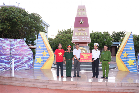 Lãnh đạo tỉnh Bình Dương thăm, tặng quà chiến sĩ Quần đảo Trường Sa