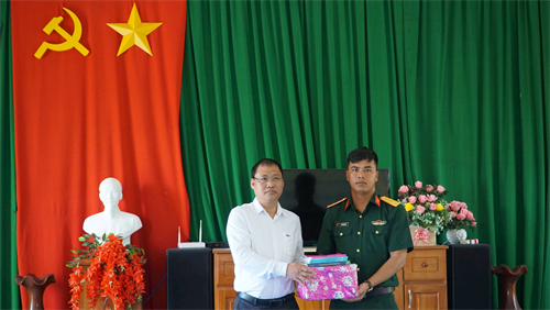 Thăm, tặng quà cán bộ, chiến sĩ huyện đảo Phú Quý