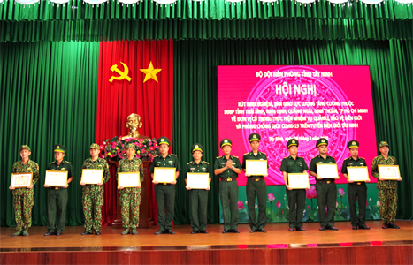 Rút kinh nghiệm, bàn giao lực lượng tăng cường phòng, chống dịch trên tuyến biên giới Tây Ninh