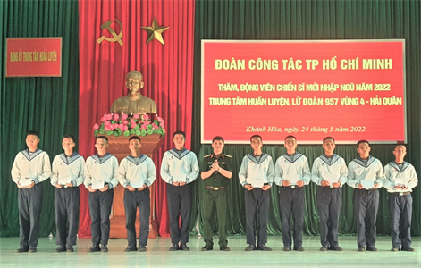 Đoàn đại biểu TPHCM thăm chiến sĩ mới hải quân