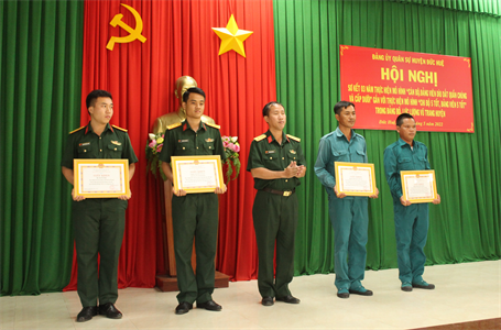 Huyện Đức Huệ sơ kết 3 năm thực hiện Mô hình “Cán bộ, đảng viên dìu dắt quần chúng và cấp dưới”