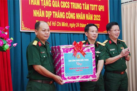 Ban Công đoàn Quốc phòng thăm, tặng quà Công đoàn cơ sở Trung tâm TDTT Quốc phòng II