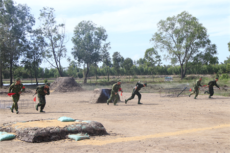 Chiến sĩ mới dành hoa điểm 10 bắn giỏi