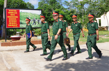 Thiếu tướng Du Trường Giang kiểm tra công tác quân sự, quốc phòng 6 tháng đầu năm 2022 tại tỉnh Bình Thuận