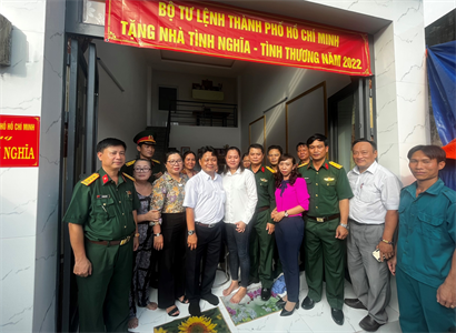 Bộ Tư lệnh TPHCM tặng nhà tình nghĩa cho nữ dân quân có hoàn cảnh khó khăn