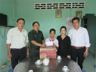 Bộ đội Biên phòng tỉnh Long An tặng quà “Con nuôi đồn Biên phòng”