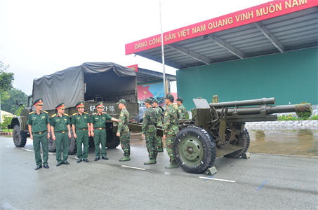 Thiếu tướng Đặng Văn Hùng, Phó Tư lệnh, Tham mưu trưởng Quân khu kiểm tra tại Lữ đoàn 75