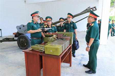 Thiếu tướng Du Trường Giang kiểm tra công tác kỹ thuật tại huyện Côn Đảo