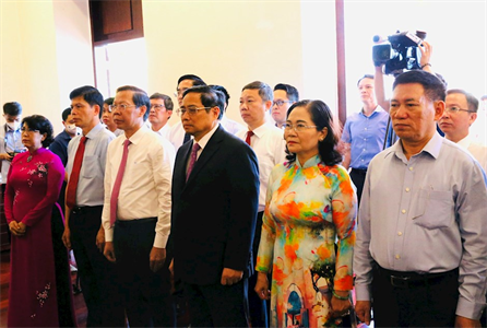 Đoàn đại biểu Thủ tướng Chính phủ và TPHCM dâng hương, dâng hoa tưởng niệm Chủ tịch Hồ Chí Minh và Chủ tịch Tôn Đức Thắng