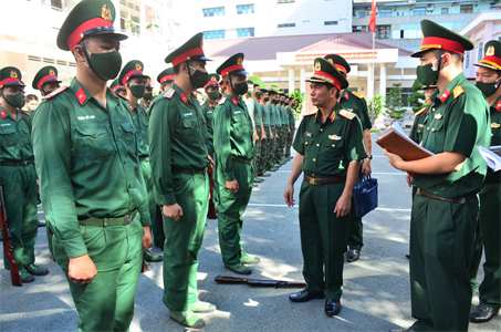 Thiếu tướng Đặng Văn Hùng, Phó Tư lệnh, Tham mưu trưởng Quân khu kiểm tra công tác quân sự - quốc phòng 6 tháng đầu năm tại Bộ Tư lệnh Thành phố Hồ Chí Minh