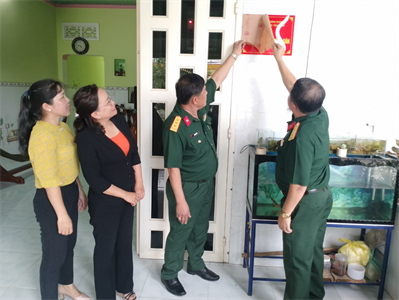 Ban CHQS thị xã Tân Uyên trao nhà tình nghĩa quân - dân