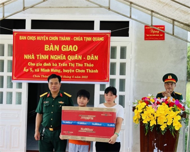 Ban CHQS huyện Chơn Thành tặng “Nhà tình nghĩa quân- dân”