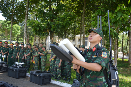 Bộ CHQS tỉnh Bình Phước tập huấn khống chế phương tiện bay không người lái