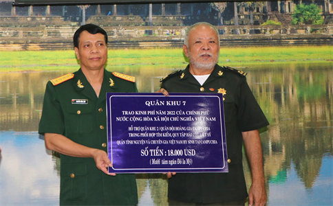 Đoàn công tác Quân khu 7 tiếp tục chuyến thăm, trao tiền hỗ trợ của Chính phủ Việt Nam tại Campuchia