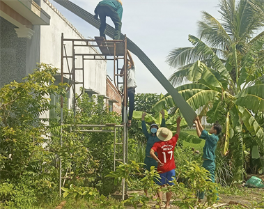 LLVT huyện Tân Trụ giúp Nhân dân khắc phục hậu quả thiên tai