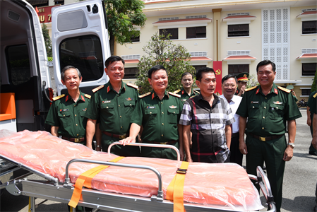 Quân khu 7 tiếp nhận 6 xe cứu thương mới