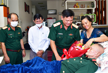 Bộ Tư lệnh Quân khu 7 mừng thọ Thiếu tướng Võ Minh Như