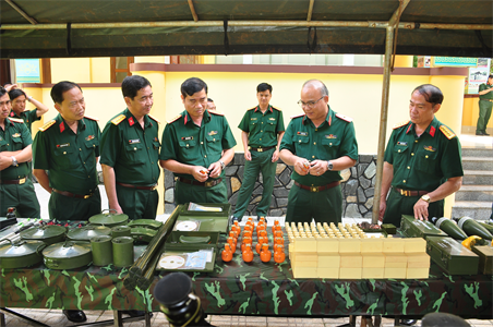 Sư đoàn 302 tổng kết 15 năm thực hiện Nghị quyết 382