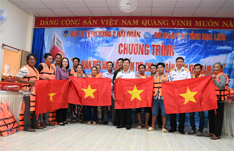Vùng 2 Hải quân tặng cờ Tổ quốc, áo phao cho ngư dân tỉnh Bạc Liêu