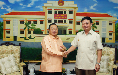 Hiệp hội Cựu chiến binh Lào thăm Quân khu 7