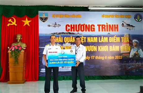 Vùng 4 Hải quân tuyên truyền, tặng quà cho ngư dân thành phố Phan Thiết