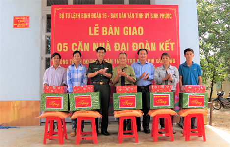 Những ngôi nhà ấm lòng dân bản