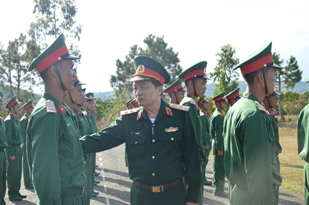 Đồng chí Chính ủy Quân khu 7 kiểm tra công tác chuẩn bị huấn luyện chiến sĩ mới tại Trung đoàn 994