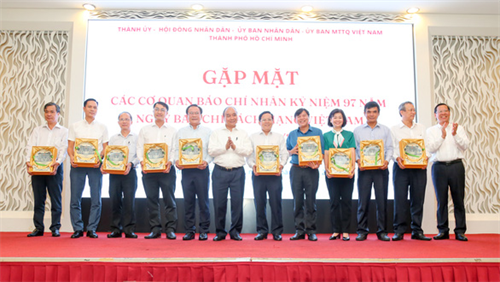 Chủ tịch nước Nguyễn Xuân Phúc: Báo chí phải 'cảnh báo sớm' để cơ quan, tổ chức không dám làm sai