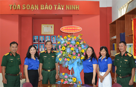 Bộ CHQS tỉnh Tây Ninh thăm và chúc mừng các cơ quan thông tấn, báo chí nhân ngày Báo chí Cách mạng Việt Nam