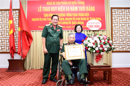 Thượng tướng Phan Trung Kiên nhận Huy hiệu 55 năm tuổi Đảng