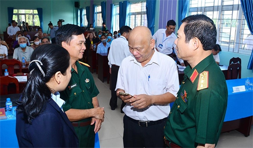 Thượng tướng Nguyễn Tân Cương tiếp xúc cử tri thị xã Bến Cát, tỉnh Bình Dương