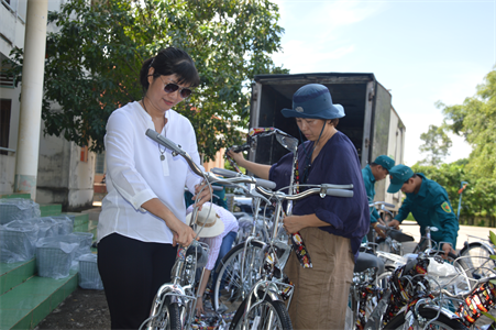 Huyện Lộc Ninh tặng 50 chiếc xe đạp và quà hỗ trợ học sinh nghèo hiếu học