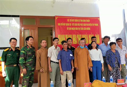 Ban CHQS huyện Tuy Phong tặng "Nhà tình nghĩa quân - dân"