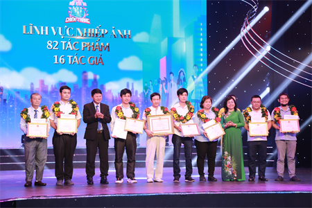 Trao thưởng Cuộc vận động sáng tác chủ đề “Chung một niềm tin chiến thắng”