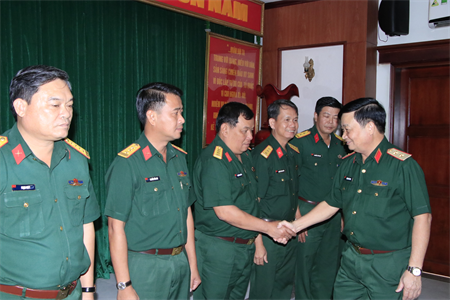 Chính ủy Quân khu gặp gỡ, động viên cán bộ tham gia Hội thi toàn quốc pháp luật về DQTV năm 2022