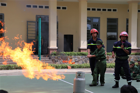 Tỉnh đoàn Tây Ninh thăm và tặng quà thiếu nhi tham gia "Học kỳ trong Quân đội" năm 2022