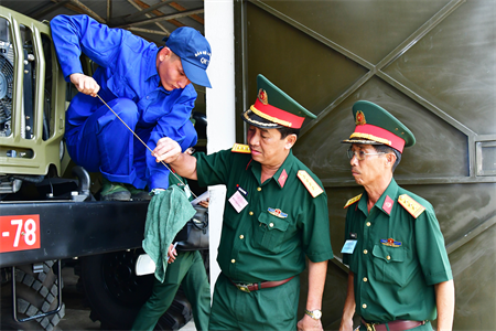 Cục Kỹ thuật Quân khu chấm thi kỹ thuật Xe-máy, Tăng thiết giáp