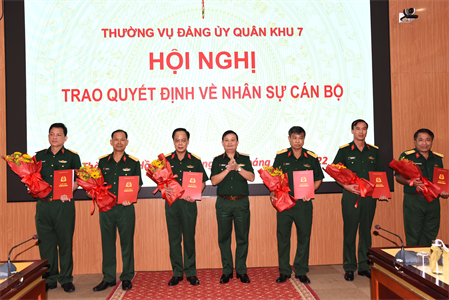 Trao quyết định điều động, bổ nhiệm, thăng quân hàm cán bộ chủ trì