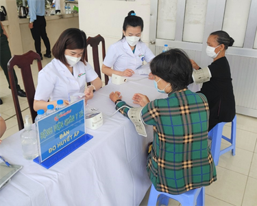 Bệnh viện Quân y 7A khám bệnh, cấp thuốc cho bà con huyện Cần Đước