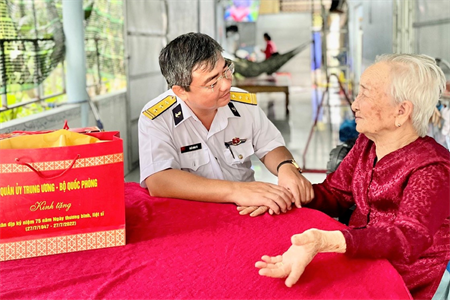 Tân Cảng Sài Gòn thăm, tặng quà Mẹ Việt Nam Anh hùng và thân nhân liệt sĩ