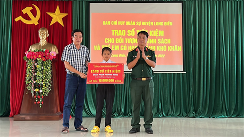 Ban CHQS huyện Long Điền tặng sổ tiết kiệm trẻ em mồ côi và đối tượng chính sách