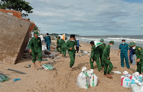 Bộ đội Biên phòng tỉnh Bình Thuận hỗ trợ người dân khắc phục sự cố biển xâm thực