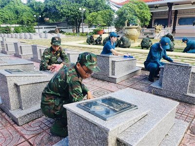 Cán bộ, chiến sĩ LLVT thành phố Vũng Tàu dọn vệ sinh Đền thờ liệt sĩ Long Sơn