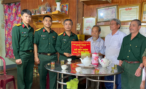 Bộ CHQS tỉnh Lâm Đồng thăm, tặng quà nhân dịp 27-7