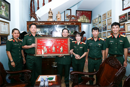 Bộ Tham mưu Quân khu 7 thăm, tặng quà các đồng chí nguyên Thủ trưởng Bộ Tham mưu