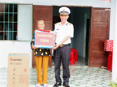 Vùng 2 Hải quân bàn giao công trình sửa chữa “Nhà tình nghĩa”