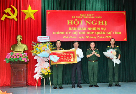 Đại tá Phạm Như Quân nhận bàn giao nhiệm vụ Chính ủy Bộ Chỉ huy Quân sự tỉnh Bình Phước